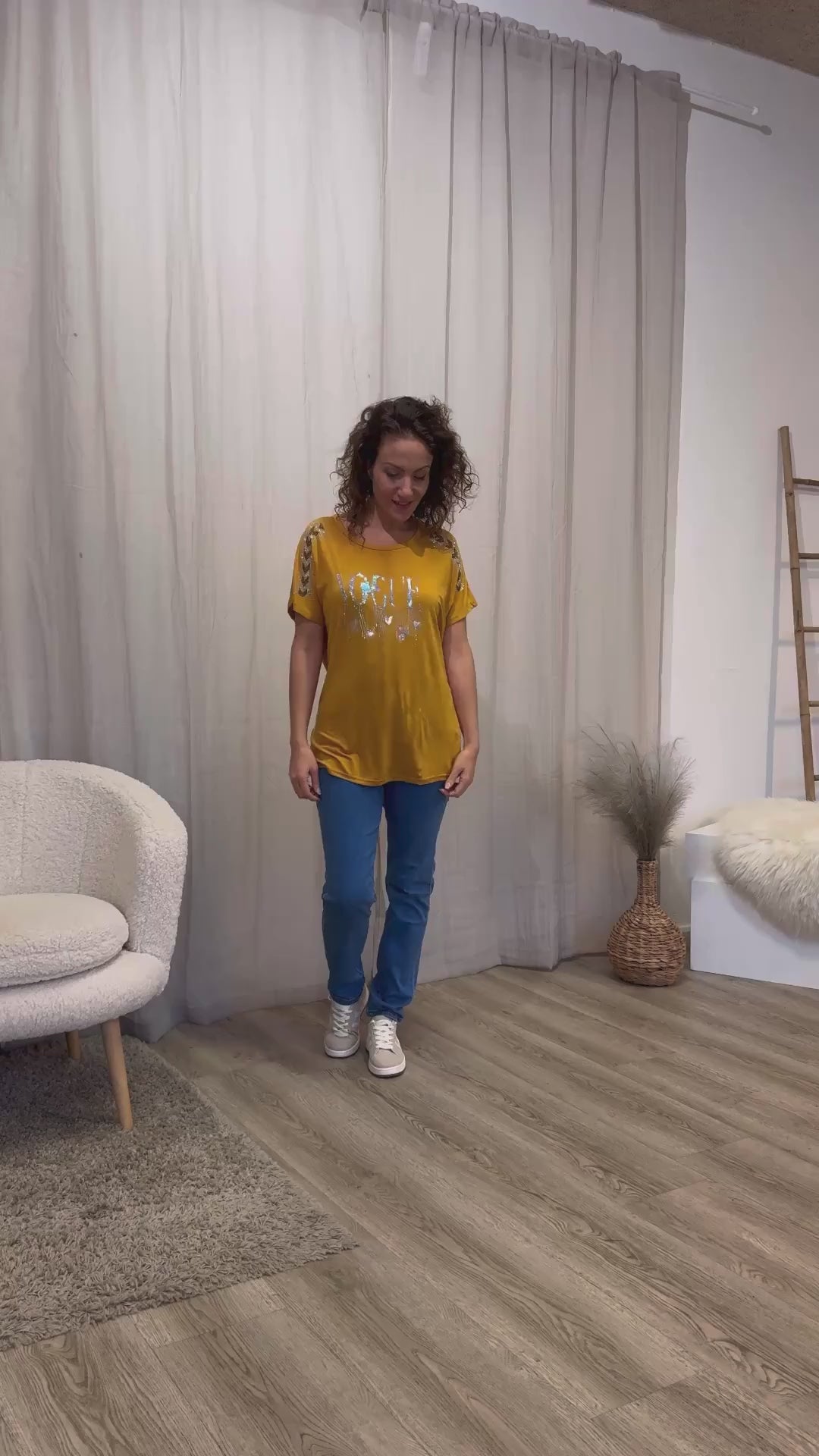 Indlæs video: T-shirt m. glimmersten og tekst Mustard