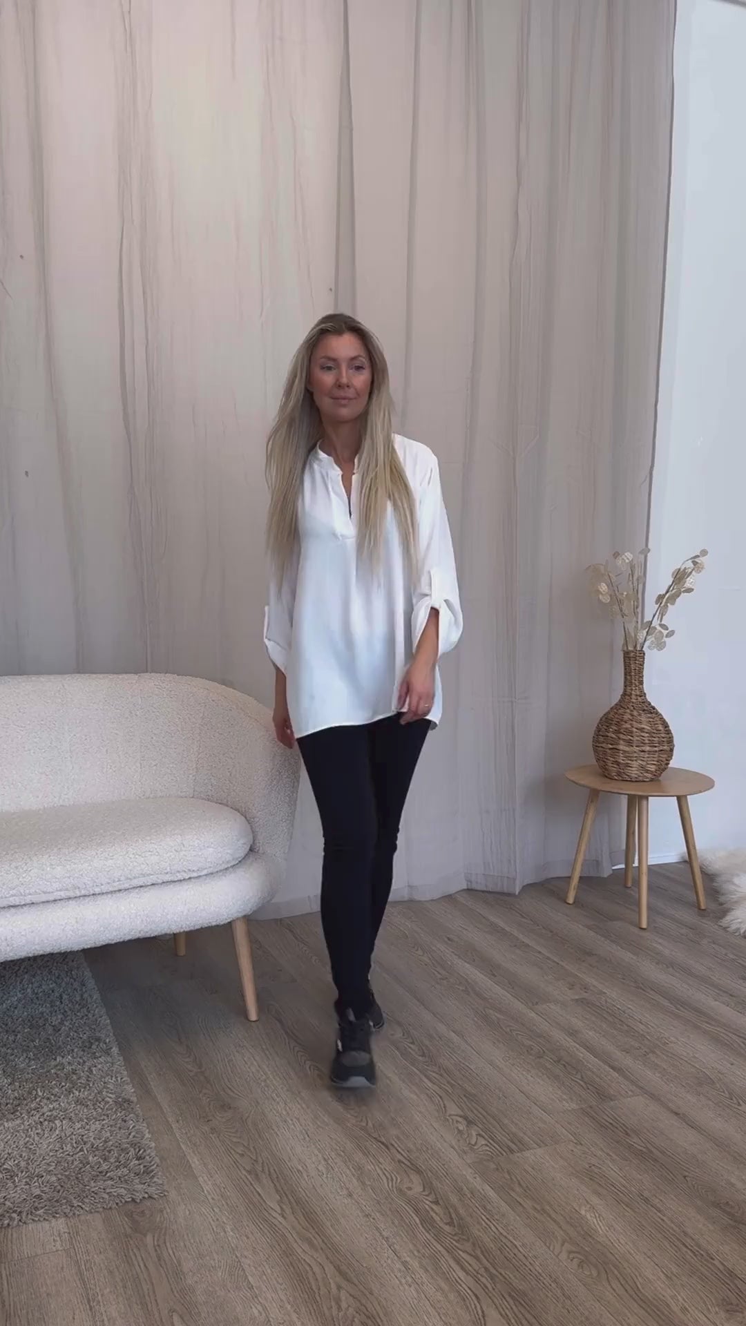 Indlæs video: Adeline bluse Creme