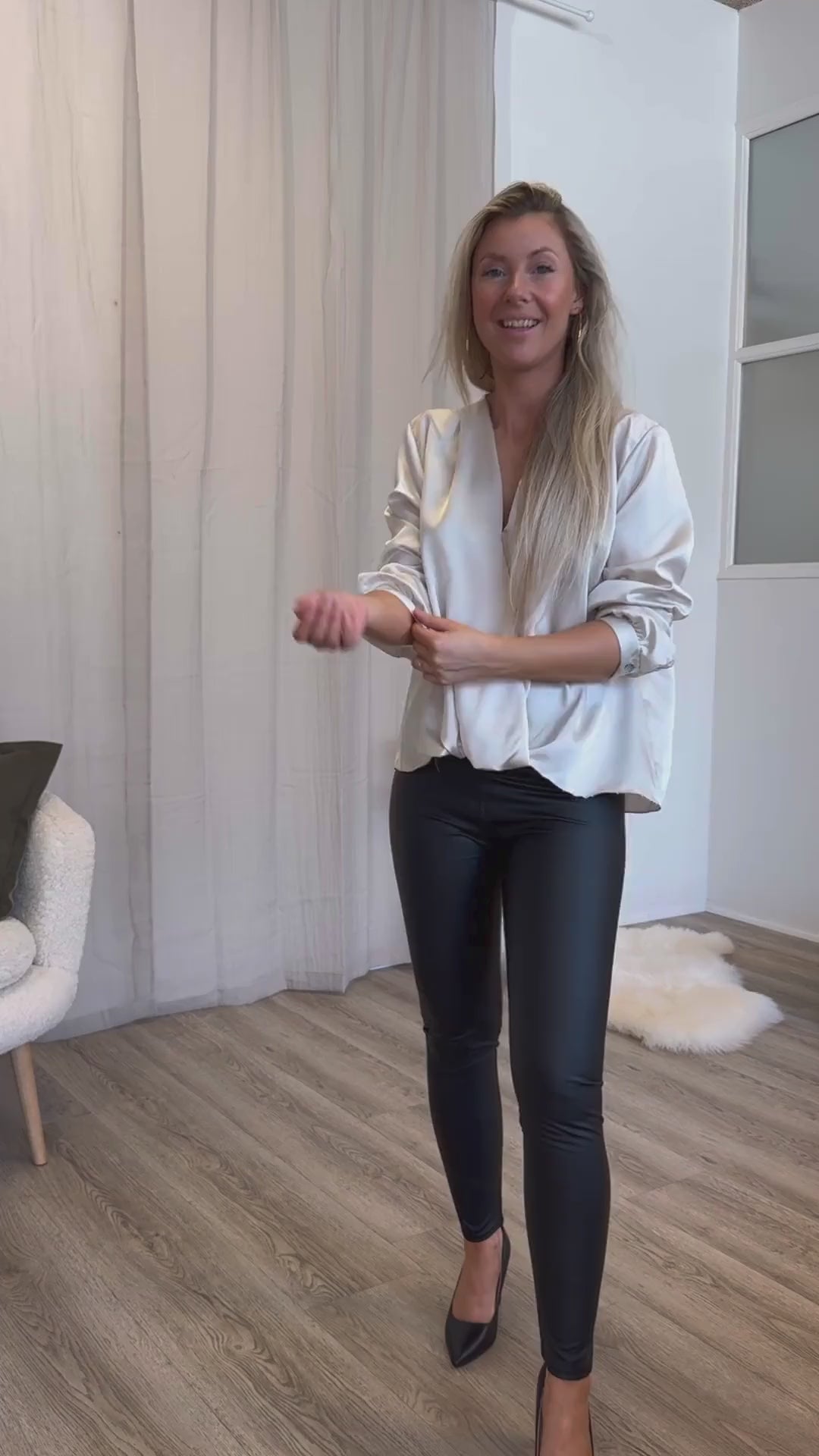 Indlæs video: Satin bluse m. crossover detalje Beige