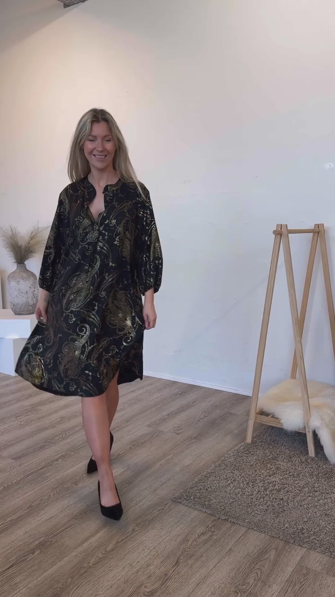 Indlæs video: Løs tunika m. guld  paisley print  Navy