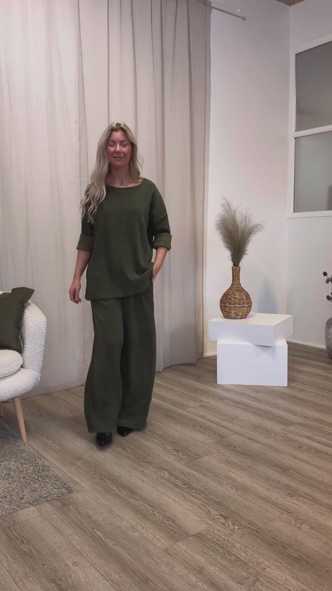 Indlæs video: Bluse m. fløjlslook Khaki