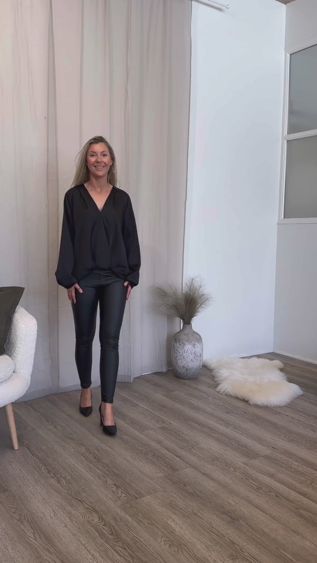 Indlæs video: Satin bluse m. crossover detalje Sort