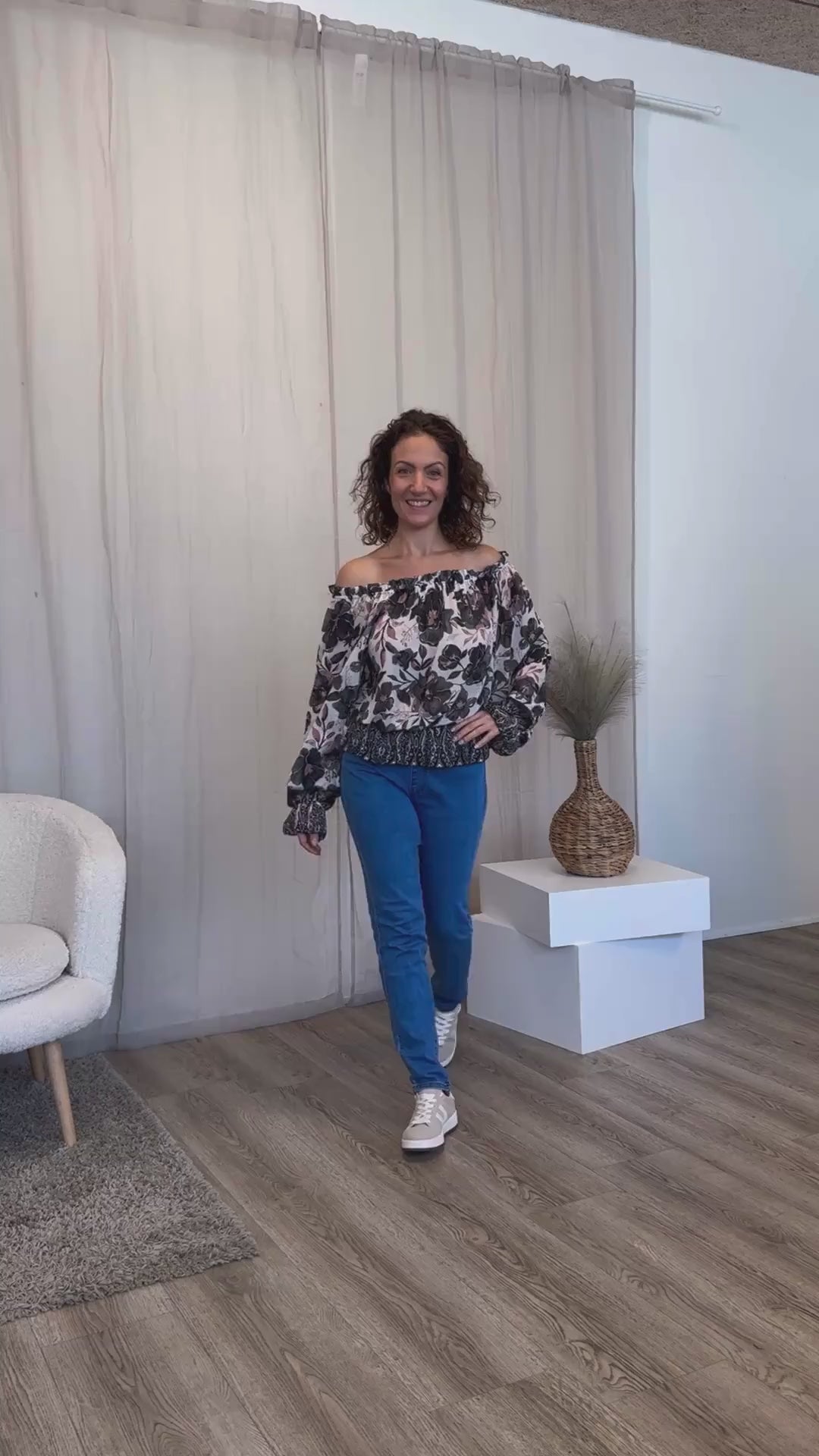 Indlæs video: Off shoulder bluse m. blomsterprint Sort